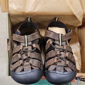 Keen Newport Prenium US 12 Littke Kids, New In Box.